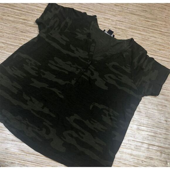 V-152 Sanctuary Women's Henley Camo Tee  Camo Green size S - Picture 1 of 1